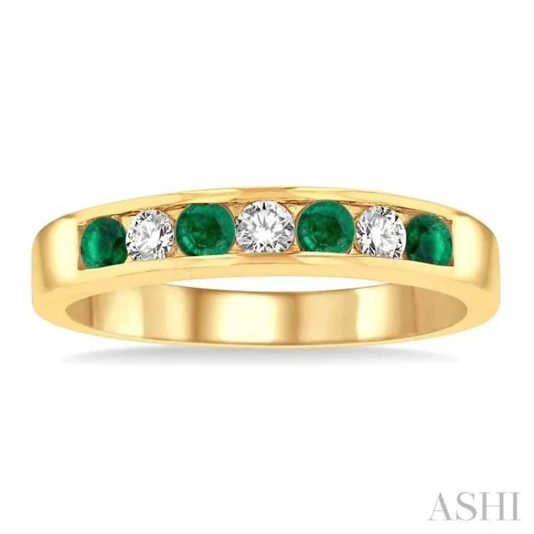 1/5 Ctw Channel Set Round Cut Diamond and 2.5 MM Round Cut Emerald Band in 14K Yellow Gold