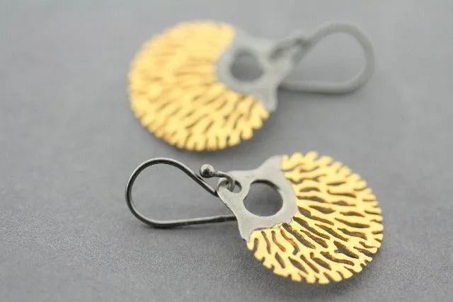 Lace-coral disc earring - 22Kt gold over silver