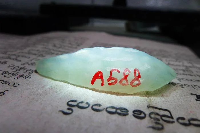 Natural Jade Rough Jadeite Raw (8.5g,4.7X1.4X0.95cm)